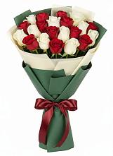 Букет Микс из красных и белых роз в Викулово