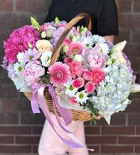 Композиция солнечный день в Викулово Цветочная композиция из Розы, Хризантемы, Пионы и Лизиантусы в корзине в Викулово