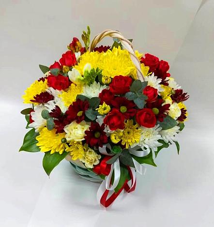 Цветочная композиция из Хризантемы и Розы в корзине в Викулово
