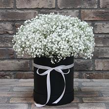 Цветочная композиция из Гипсофила в шляпной коробке в Викулово