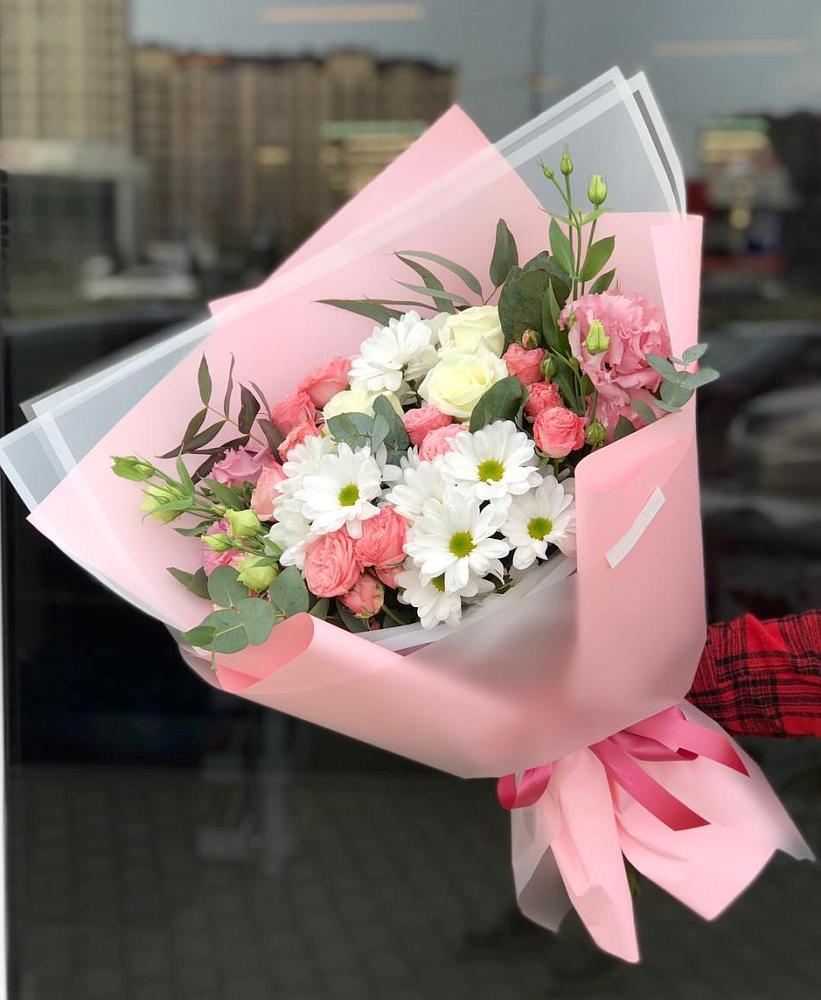 Букет нежный в Викулово Букет цветов из: Розы, Лизиантусы и Хризантемы в Викулово