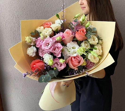 Букет цветов из: Розы, Лизиантусы и Гвоздики в Викулово
