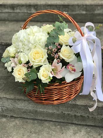 Цветочная композиция из Орхидеи и Розы в корзине в Викулово